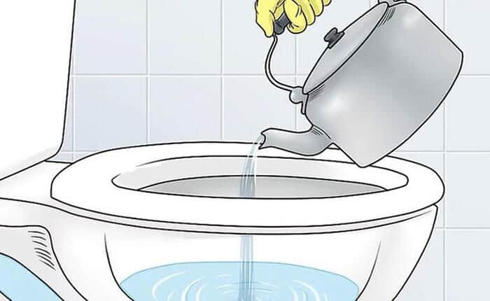 cach-thong-bon-cau-bi-tac-bang-nuoc-nong-dung-cach-hieu-qua