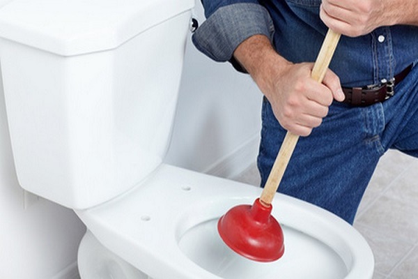 cach-thong-bon-cau-bi-tac-bang-nuoc-nong-dung-cach-hieu-qua