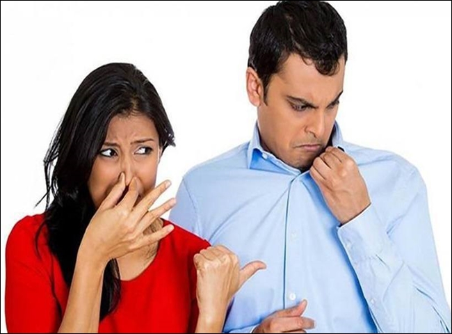 khử m&ugrave;i thức ăn tr&ecirc;n quần &aacute;o