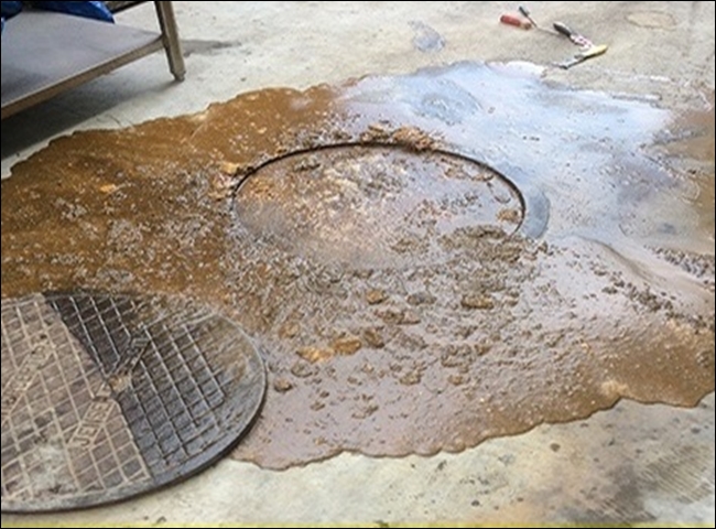 Cống tho&aacute;t nước bị tr&agrave;o ngược