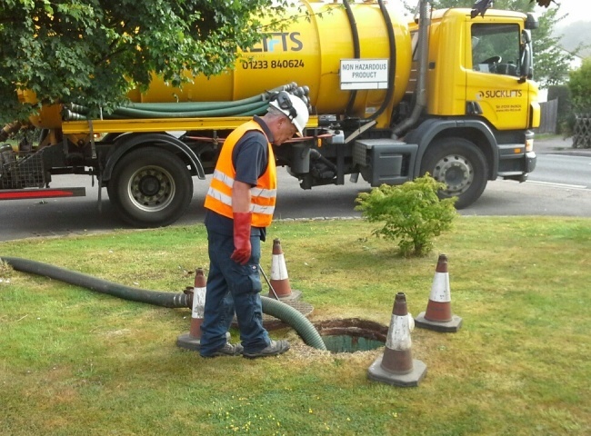 Dịch vụ r&uacute;t hầm cầu Phường 13 Quận 4 chuy&ecirc;n nghiệp